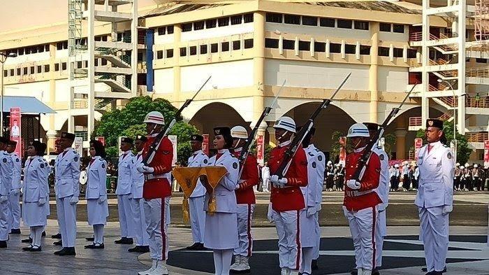 Paskibraka Provinsi Sumatera Utara saat melaksanakan pengibaran Bendera Merah Putih pada Upacara Peringatan Hari Kemerdekaan RI ke 77 di Lapangan Astaka Medan, Rabu (17/8/2022).