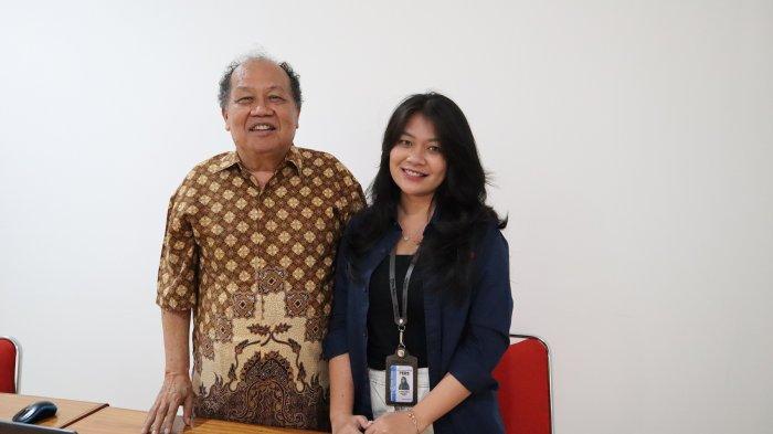 Pastor Benyamin Purba OFM Cap berfoto bersama wartawan Tribun Medan di Gedung Catholic Center Keuskupan Agung Medan, 5 Juni 2024. Pasator Benyamin menceritakan momen bersejarah kedatangan Paus Paulus Yohanes II ke Medan pada 13 Oktober 1989.