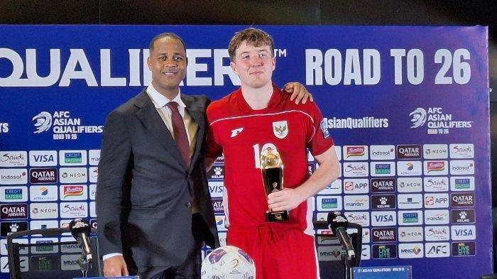 FOTO BERSAMA - Pelatih Timnas Indonesia, Patrick Kluivert dan Ole Romeny foto bersama usai menjalani sesi post match press conference kontra Bahrain di Stadion Utama Gelora Bung Karno, Senayan, Jakarta, Selasa (25/3/2025).
