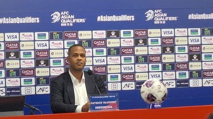 TIMNAS INDONESIA KALAH - Pelatih Timnas Indonesia, Patrick Kluivert saat menghadiri sesi post match press conference di Stadion Suita, Osaka, Jepang, Selasa (11/6/2025). Ia kecewa anak asuhannya kalah telah dan itu menjadi pembelajaran untuk lebih baik lagi.