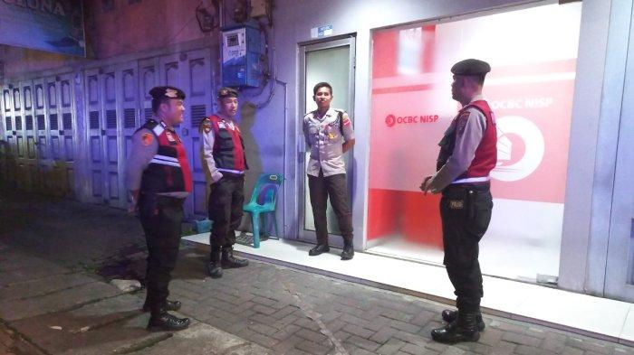 polisi melakukan patroli dini hari di area perbatasan Lamongan-Gresik