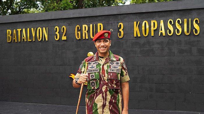 SERTIJAB: Letkol Inf Paulus Pandjaitan memberikan tongkat komando Komandan Batalyon (Danyon) 32 Kopassus kepada Mayor Inf Doni Fransisco. Serah terima jabatan (sertijab) berlangsung di Lapangan Alfred Tarega Grup 3 Kopassus, Cijantung, Jakarta Timur, Selasa (2/8/2022).