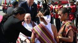Pesawat Air Niugini yang ditumpangi  Paus Fransiskus dan rombongan mendarat di Bandara Internasional Presidente Nicolau Lobato di Dili pada pukul 14:20 siang waktu setempat setelah penerbangan 3 setengah jam dari Port Moresby, Papua Nugini, Senin (9/9/2024) (Vatican News)