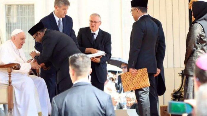 Paus Fransiskus dijadwalkan akan berkunjung ke Indonesia pada 3 September 2024 mendatang. Demikian disampaikan Menteri Agama Yaqut Cholil Qoumas, Minggu (31/3/2024). (dok.kemenag)