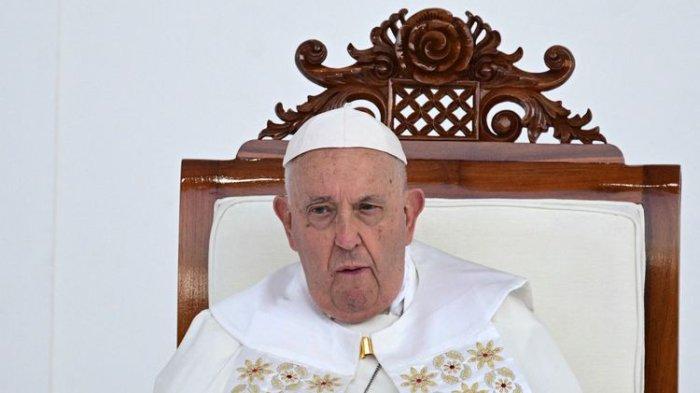Paus Fransiskus menghadiri Misa Agung di Stadion Utama Gelora Bung Karno di Jakarta, Kamis (5/9/2024).(AFP/TIZIANA FABI)