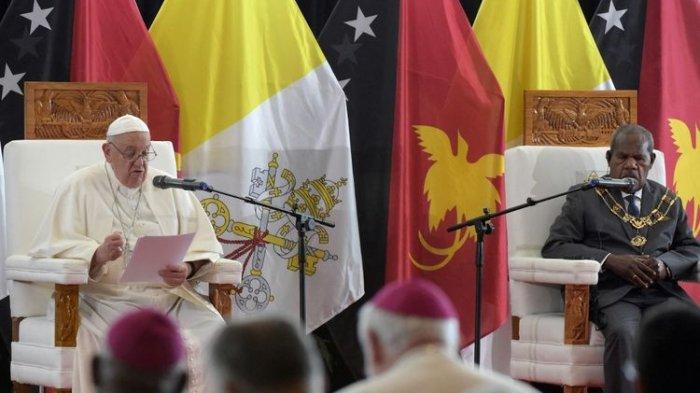 Paus Fransiskus menyampaikan pidatonya di samping Gubernur Jenderal Papua Nugini Bob Dadae (kanan) di Gedung Pemerintahan di Port Moresby, Papua Nugini pada 7 September 2024.(AFP/ANDREW KUTAN)