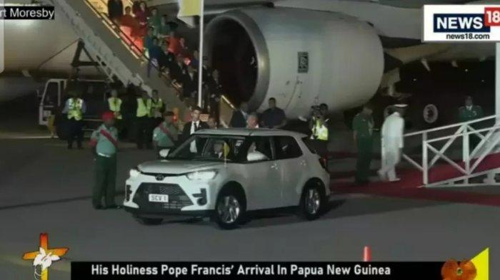 Sri Paus Fransiskus telah mendarat di bandara Port Moresby, Papua Nugini, pada Jumat (6/9/2025) malam waktu setempat. (News18)