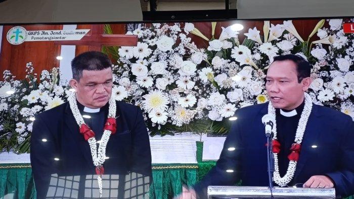 Pdt John Christian Saragih (Kiri) dan Pdt Jan Hotner Saragih (Kanan) adalah dua nama yang terpilih sebagai Ephorus dan Sekjen GKPS 2025-2030 pada Sinode Bolon ke-46 GKPS, Minggu (6/7/2025)