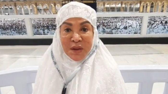 Mpok Atiek Ceritakan pengalaman manisnya bisa cium Ka'bah
