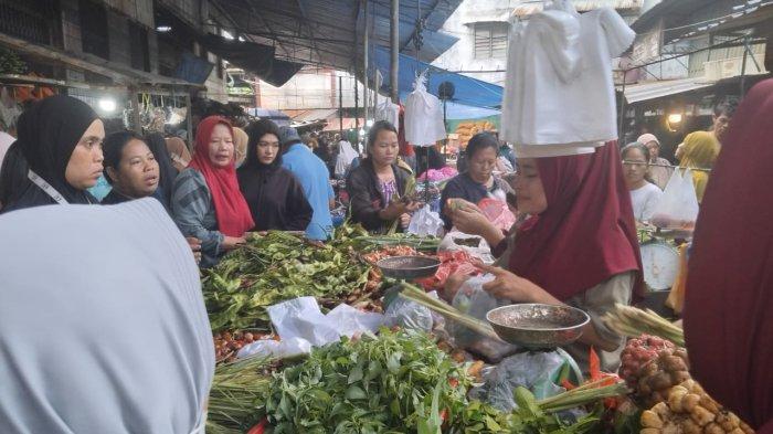  Pedagang di Pasar Kampung Lalang Medan saat sibuk melayani pembeli yang membludak jelang pergantian tahun, Minggu (31/12/2023) 