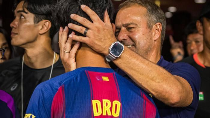 Pelatih Barcelona, Hansi Flick memeluk pemain mudanya, Pedro Fernandez Sarmiento, pemain kelahiran tahun 2008 yang memiliki darah Filipina saat melawan Vissel Kobe, Minggu (27/7/2025). Foto diambil dari Instagram Barcelona pada Senin (28/7).