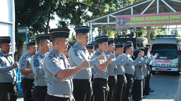 Seluruh pegawai Lapas Kelas IIA Rantauprapat mengikuti apel di pelataran lapas, Senin (10/6/2024).