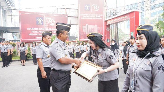 Kepala Kantor Wilayah Kementerian Hukum dan HAM Sumatera Utara, Agung Krisna memberikan penghargaan terhadap Sembilan pegawai berprestasi, Senin (22/7/2024).