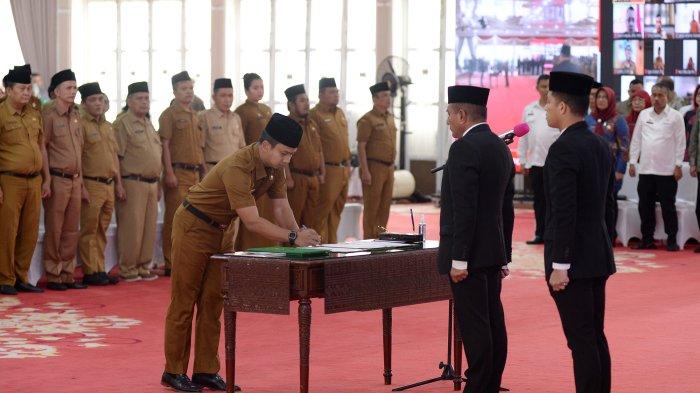 Gubernur Sumatera Utara (Sumut) Edy Rahmayadi melantik Pejabat Tinggi Pratama, Pejabat Administrator, Pejabat Pengawas dan Kepala Sekolah SMA/SMK, SLB Negeri pada lingkungan Pemerintah Provinsi Sumut di Aula Tengku Rizal Nurdin Jalan Sudirman Nomor 41 Medan. Jumat (1/9/2023).