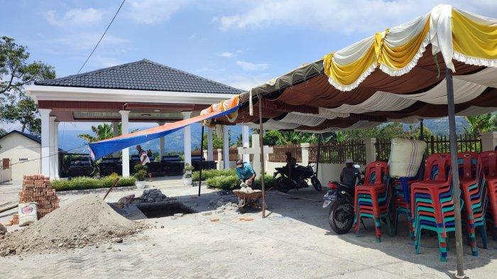 Pekerja melakukan persiapan makam untuk tempat peristirahatan terkahir Ketua DPRD Sumatera Utara almarhum Baskami Ginting, di Desa Batu Karang, Kecamatan Payung, Kabupaten Karo, Jumat (9/2/2024). Jenazah Baskami dikabarkan akan dimakamkan di Desa Batu Karang, pada Sabtu (10/2/2024) besok.