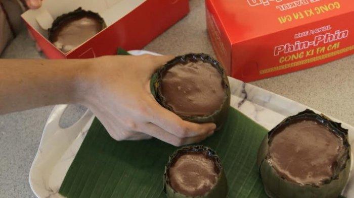 Pekerja membuat kue keranjang di rumah produksi kue di Phin-phin, Jalan Dewa Ruci, Medan, Selasa (21/1/2025). Menurut pengusaha kue keranjang, permintaan meningkat 50 persen, yang dijual dengan harga Rp 20 ribu hingga 95 ribu per kilogram sesuai ukuran. TRIBUN MEDAN/DANIL SIREGAR