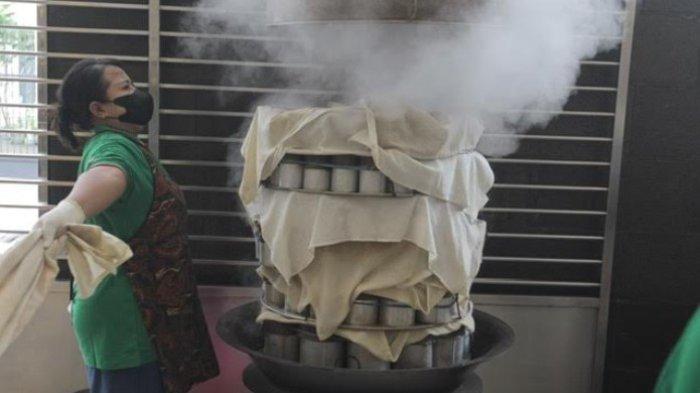 Pekerja membuat kue keranjang di rumah produksi kue di Phin-phin, Jalan Dewa Ruci, Medan, Selasa (21/1/2025). Menurut pengusaha kue keranjang, permintaan meningkat 50 persen, yang dijual dengan harga Rp 20 ribu hingga 95 ribu per kilogram sesuai ukuran. TRIBUN MEDAN/DANIL SIREGAR