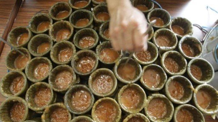 Pekerja membuat kue keranjang di rumah produksi kue di Phin-phin, Jalan Dewa Ruci, Medan, Selasa (21/1/2025). Menurut pengusaha kue keranjang, permintaan meningkat 50 persen, yang dijual dengan harga Rp 20 ribu hingga 95 ribu per kilogram sesuai ukuran. TRIBUN MEDAN/DANIL SIREGAR