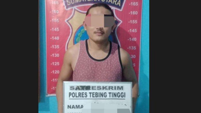 Pelaku KDRT terhadap isterinya sendiri, MI (27), warga Jalan Juanda, Kelurahan Berohol, Kecamatan Bajenis, Kota Tebingtinggi, saat diamankan di Mapolres Tebing Tinggi, Rabu (24/1/2024).