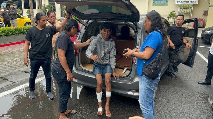 Pelaku MAJ terlihat menahan sakit, usai kedua kakinya ditembak polisi.