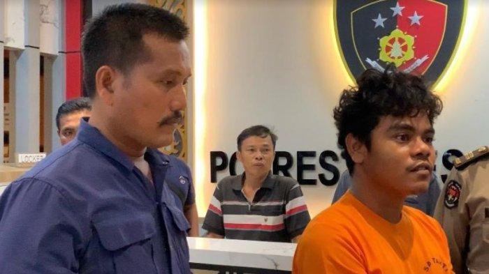 Pelaku Putra (Kanan) sedang diintrogasi oleh polisi, terkait kasus pencurian uang di mesin ATM dengan modus menawarkan bantuan, Sabtu (29/6/2024). TRIBUN-MEDAN/ALFIANSYAH