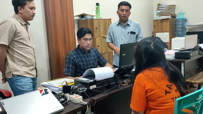 Pelaku kasus investasi bodong berinisial LE, menjalani pemeriksaan di Mapolres Tanah Karo, di Jalan Veteran, Kabanjahe, Kamis (25/4/2024).