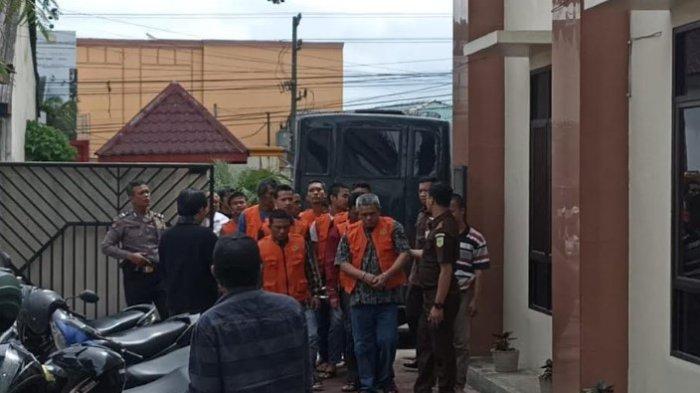 Pelaku pembakaran rumah Sempurna Pasaribu, Bulang Bebas dkk, tiba di Pengadilan Negeri Kabanjahe, di Jalan Jamin Ginting, Kabanjahe, Senin (25/11/2024). Bulang dkk akan menjalani sidang perdana dengan agenda dakwaan hari ini.
