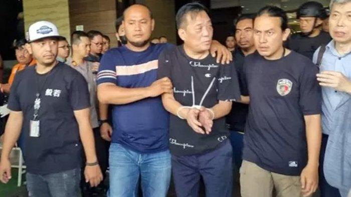 Kematian seorang petugas Imigrasi yang bernama Tri Fattah Firdaus (23) akhirnya menemukan titik terang. Polda Metro Jaya telah mengungkap penyebab kematian Tri Fattah Firdaus yang jatuh dari lantai 19, Apartemen Metro Garden, Ciledug, Tangerang, pada 27 Oktober 2023 lalu. Tri Fattah Firdaus (23) tewas karena dijatuhkan dari lantai 19 oleh terduga pelaku Warga Negara (WN) Korea Selatan Dal Joong Kim alias KH (28). Dal Joong Kim alias KH membunuh petugas imigrasi bernama Tri Fattah (TF) dalam keadaan mabuk. (Istimewa)
