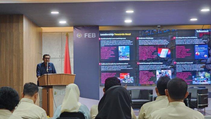 VICE President Consumer Business Telkomsel Area Sumatera, Mulya Budiman menyampaikan materi terkait organizational citizenship behavior dalam pengukuhan Himpunan Mahasiswa Doktor Ilmu Manajemen (HM-DIM) FEB USU, Kamis (23/11/2023).