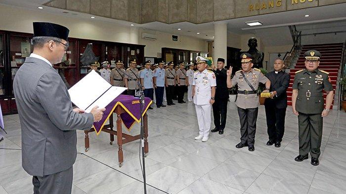 Gubernur Lemhannas RI Andi Widjajanto melantik Laksda TNI Maman Firmansyah sebagai Wakil Gubernur Lemhannas RI (kiri), Komjen R.Z. Panca Putra Simanjuntak sebagai Sekretaris Utama Lemhannas RI, dan Mayjen TNI Agus Arif Fadila, S.I.P sebagai Deputi Pemantapan Nilai-Nilai Kebangsaan Lemhannas RI pada Jumat (8/9/2023) di Ruang Hening, Gedung Trigatra Lantai 1, Lemhannas RI. Pelaksanaan kegiatan tersebut berdasarkan pada Keputusan Gubernur Lemhannas RI Nomor 155 dan 192 Tahun 2023 tentang Pemberhentian dari dan Pengangkatan dalam Jabatan di Lingkungan Lembaga Ketahanan Nasional Republik Indonesia. (Dok.Lemhannas)