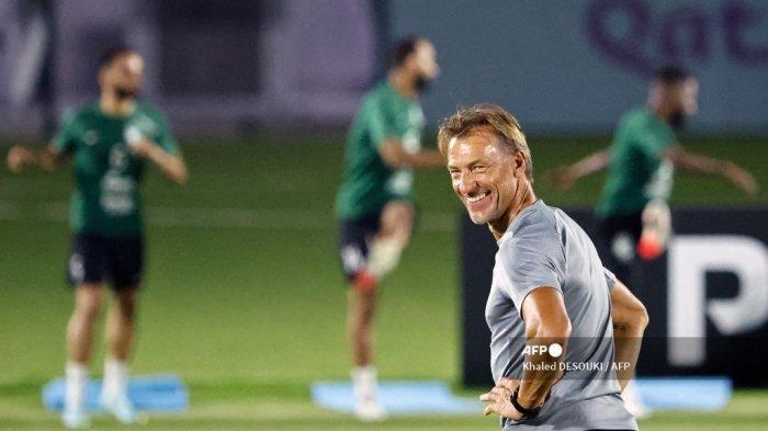 PELATIH HERVE RENARD: Pelatih Arab Saudi Herve Renard tersenyum selama sesi latihan di Sealine Beach Resort di Doha pada 17 November 2022, menjelang turnamen sepak bola Piala Dunia Qatar 2022. Herve Renard memimpin timnya kala mengalahkan Argentina 2-1 di laga penyisihan Grup C Piala Dunia 2022.  Di perebutan Tiket Piala Dunia 2026, Herve  kurang memperhitungkan Timnas Indonesia