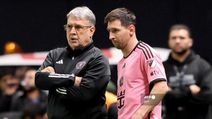 Pelatih Inter Miami asal Argentina Gerardo Martino berdiri bersama penyerang Argentina Lionel Messi sebelum yang terakhir memasuki lapangan selama pertandingan sepak bola persahabatan antara al-Nassr FC Arab Saudi dan AS Inter Miami CF di Stadion Kingdom Arena di Riyadh pada 1 Februari. 2024.