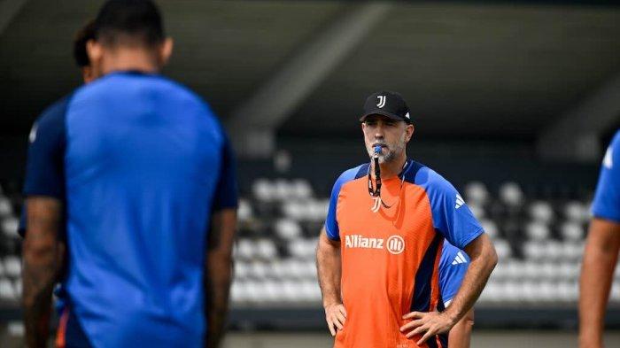 Pelatih Juventus, Igor Tudor saat memantau pemainnya berlatih untuk persiapan tampil di Piala Dunia Klub 2025.