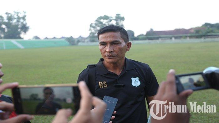Pelatih Kepala Ridwan Saragih memberi keterangan pers di Stadion TD Pardede Jalan Binjai km 10,8, beberapa waktu lalu.