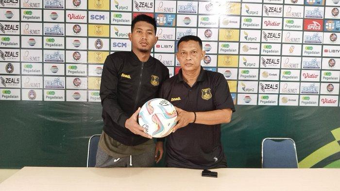 Pelatih PSDS Deli Serdang, Zefrizal dan pemainnya M Dicky Yudistia memegang bola usai memberikan keterangan pers dengan awak media di Stadion Baharoeddin Siregar Lubuk Pakam Minggu, (26/11/2023). 