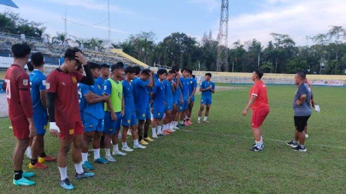 Pelatih PSDS Deli Serdang, Zefrizal memberikan arahan kepada pemainnya usah menjalani sesi latihan di Stadion Baharoeddin Siregar beberapa waktu lalu.