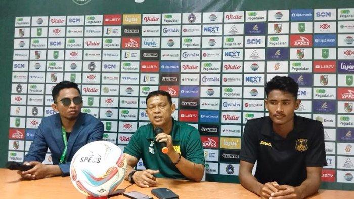 Pelatih PSDS, Zefrizal memberikan keterangan pers usai pertandingan melawan PSPS Riau di Stadion Kaharuddin Nasution Pekan Baru, Minggu (12/11/2023).