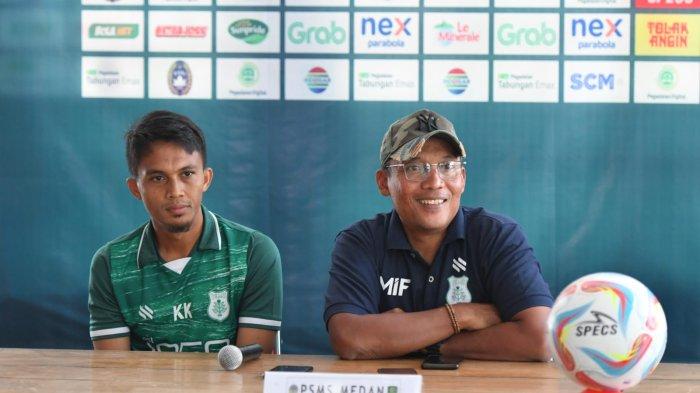 Pelatih PSMS Medan, Miftahudin Mukson (Kanan) dan pemain PSMS Medan, Kurniawan Karman (kiri) saat sesi temu pers jelang laga menghadapi PSIM Yogyakarta yang akan digelar di Stadion Mandala Krida, Yogya, Jumat (12/1/2024) sore. 