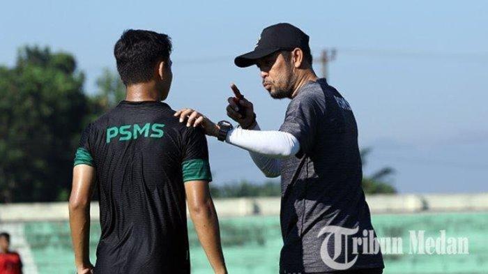 Pelatih PSMS Medan Nil Maizar (kanan) memberikan arahan saat memimpin latihan skuat PSMS Medan di Stadion TD Pardede, Deliserdang, Kamis (11/7/2024). PSMS Medan mulai menggelar latihan rutin untuk mempersiapkan tim menghadapi kompetisi sepakbola Liga 2 pada musim 2024-2025