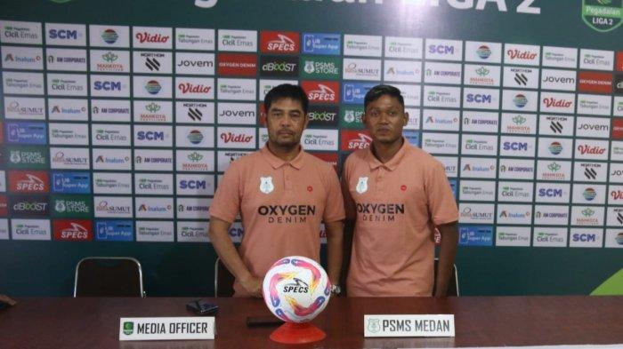 Pelatih PSMS Medan, Nil Maizar (kiri) dan Dwi Rafiangga (kanan) usai konfrensi pers di Stadion Baharoeddin Siregar, Lubukpakam, Deli serdang, Jumat (8/1/2025). PSMS berambisi selesaikan babak penyisihan dengan kemenangan.
