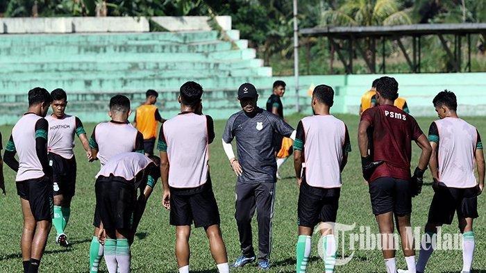 Pelatih PSMS Medan Nil Maizar (tengah) memberikan arahan saat memimpin latihan skuat PSMS Medan di Stadion TD Pardede, Deliserdang, Kamis (11/7/2024). PSMS Medan mulai menggelar latihan rutin untuk mempersiapkan tim menghadapi kompetisi sepakbola Liga 2 pada musim 2024-2025. 