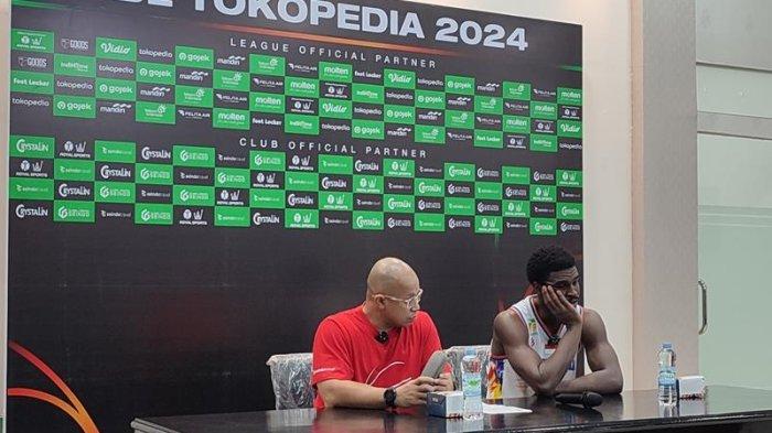 Pelatih Rajawali Medan Raoul Miguel Hadinoto (kiri) menjawab pertanyaan wartawan setelah pertandingan Rajawali Medan melawan RANS Simba Bogor pada Indonesia Basketball League (IBL) 2024 di GOR Universitas Medan Jalan William Iskandar Pasar V, Percut Sei Tuan, Kabupaten Deliserdang, Minggu (3/3/2024). Rajawali Medan menang tipis melawan RANS Simba Bogor dengan skor akhir 80-78.