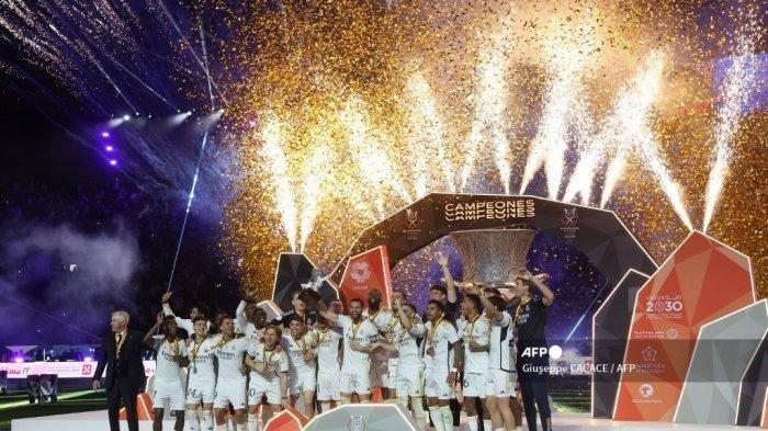 Pelatih Real Madrid Carlo Ancelotti dan para pemainnya merayakan dengan trofi setelah memenangkan pertandingan sepak bola final Piala Super Spanyol melawan Barcelona di Stadion Al-Awwal Park di Riyadh, pada 14 Januari 2024.