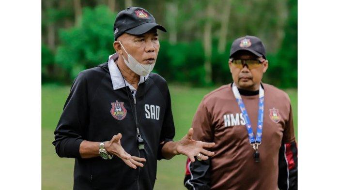 Pelatih Sada Sumut FC, Suharto AD (kiri) didampingi asistennya, Hermansyah, saat memimpin jalannya latihan rutin di daerah Deliserdang, pada kompetisi Liga 2 musim lalu.