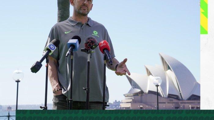 POPOVIC PASRAH - Pelatih Timnas Australia Tony Popovic. Sang pelatih cuma bisa pasrah timnya diterpa badai cedera, namun dia mengaku sudah menyiapkan cara untuk bisa meredam Timnas Indonesia.