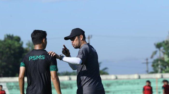 Pelatih baru PSMS Medan, Nil Maizar memberikan arahan kepada Ihksan Chan pada sesi latihan yang digelar di Stadion TD Pardede,Purwodadi, Kecamatan Sunggal, Kabupaten Deliserdang, Kamis (11/7/2024) pagi.