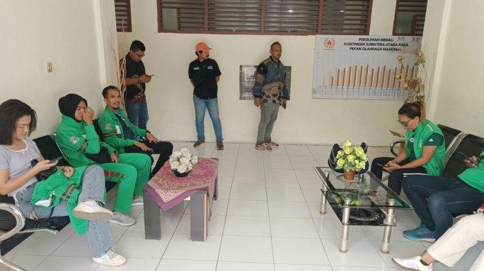 Pelatih dan atlet berkumpul di lobby sekretariat KONI Sumut, Jumat (21/3/2025). Mereka ingin mempertanyakan nominal bonus yang akan mereka terima setelah PON 2024.