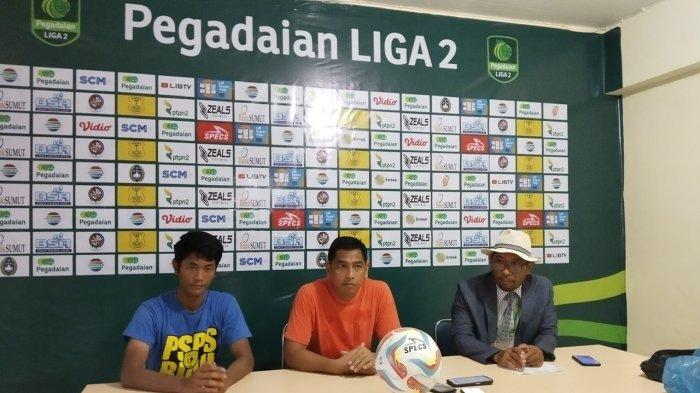 Pelatih PSPS Riau, Jan Bonardin Saragih didampingi salah satu pemainnya ketika menggelar jumpa pers usai pertandingan di Stadion Baharoeddin Siregar Minggu, (17/9/2023).