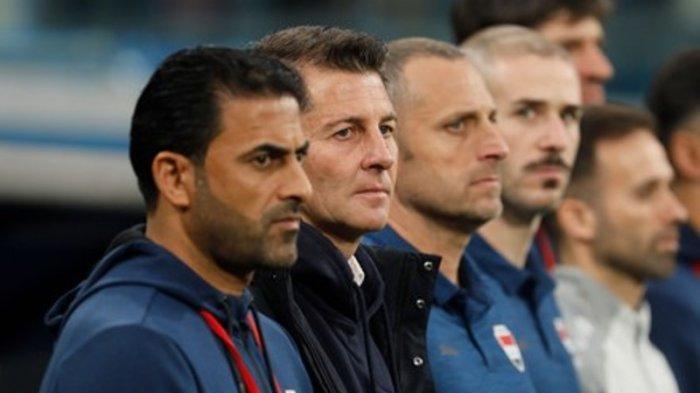 Pelatih Irak Jesus Casas (dua dari kiri)