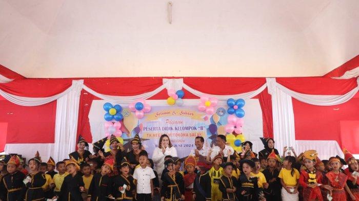 Bunda PAUD Pakpak Bharat, Ny. Juniatry Franc Bernhard Tumanggor (tengah) menghadiri pelepasan murid kelas B TK Mitokona, hari ini Rabu (19/6/2024) di Gedung Serba Guna, Salak. (Diskominfo Pakpak Bharat)